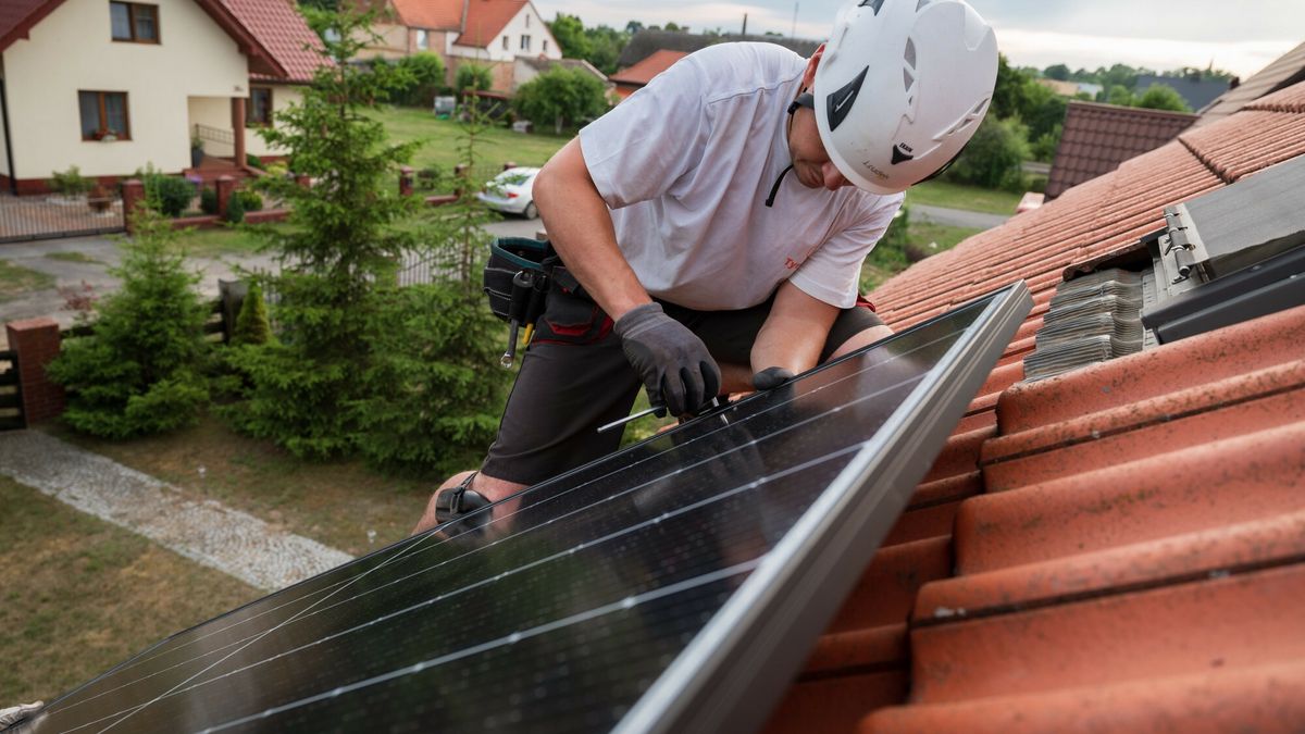 Monta? paneli fotowoltaicznych na dachu28.06.2021 Tymowa , montaz instalacji fotowoltaicznej na dachu budynku jednorodzinnego n/z montaz paneli fot. P.Dziurman/REPORTERDZIUREK1@WP.PL