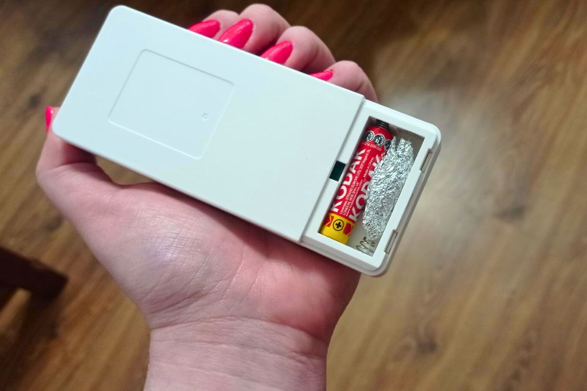 Remote control hack: Aluminum foil trick revives dead batteries