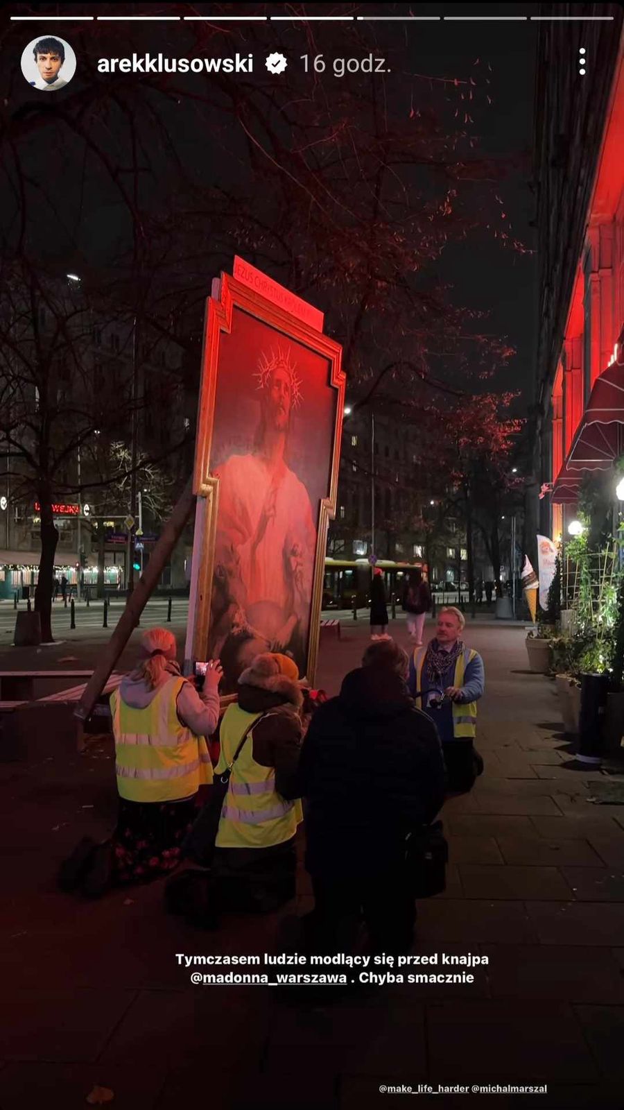 Protest grupy wierzących przed restauracją