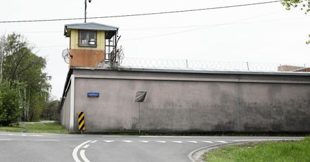 Huczne imprezy pod aresztem na Białołęce. "Przysłanie policji to zły pomysł"