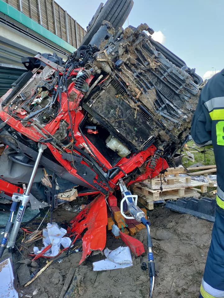 Mazowieckie. Wypadek na S8. Zderzenie trzech aut. Ciężarówka spadła z wiaduktu 