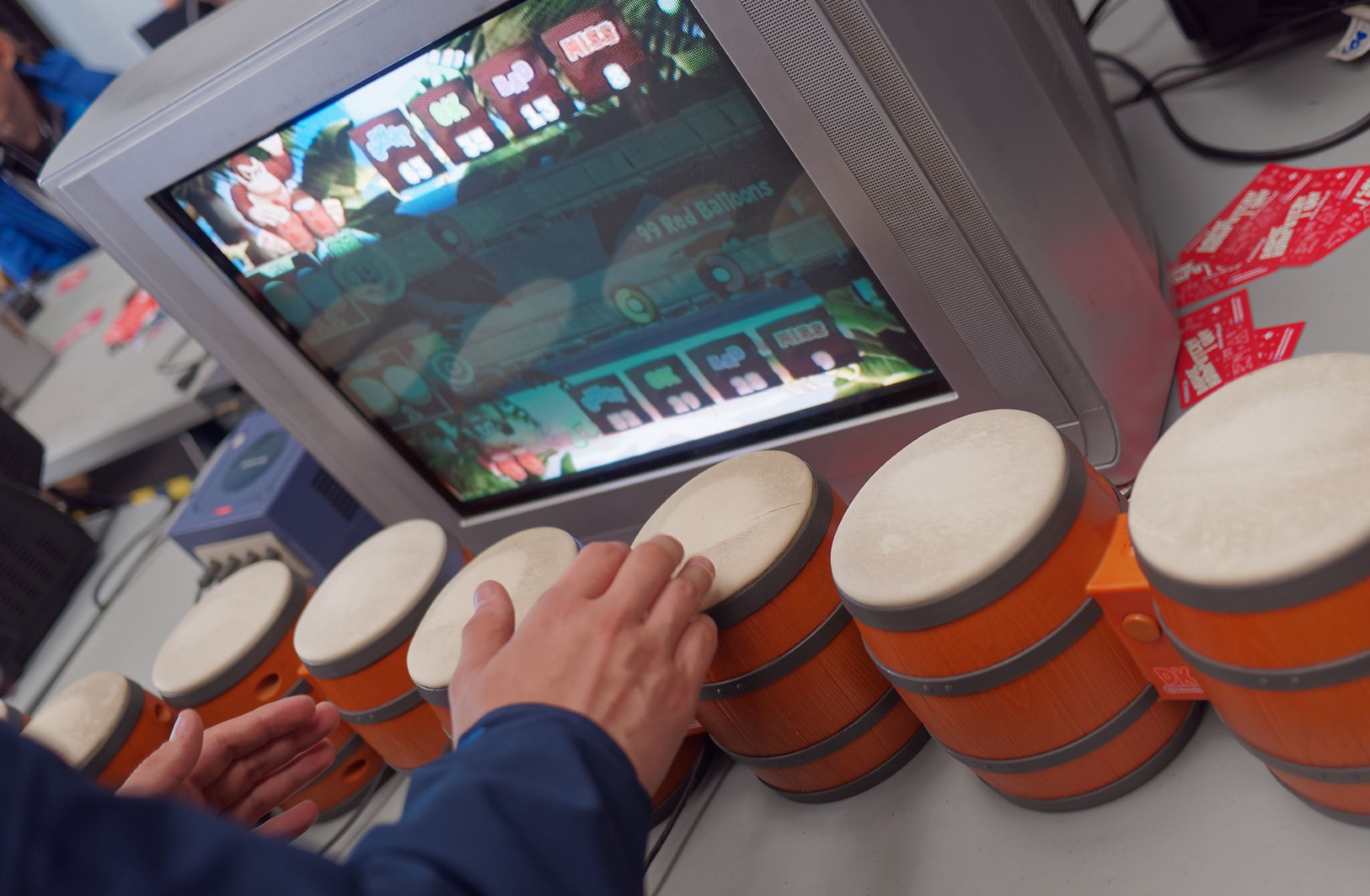 Donkey Kong Jungle Beat. Tę grę widuję na każdej imprezie retro. Ciekawe jak długo wytrzymują kontrolery.