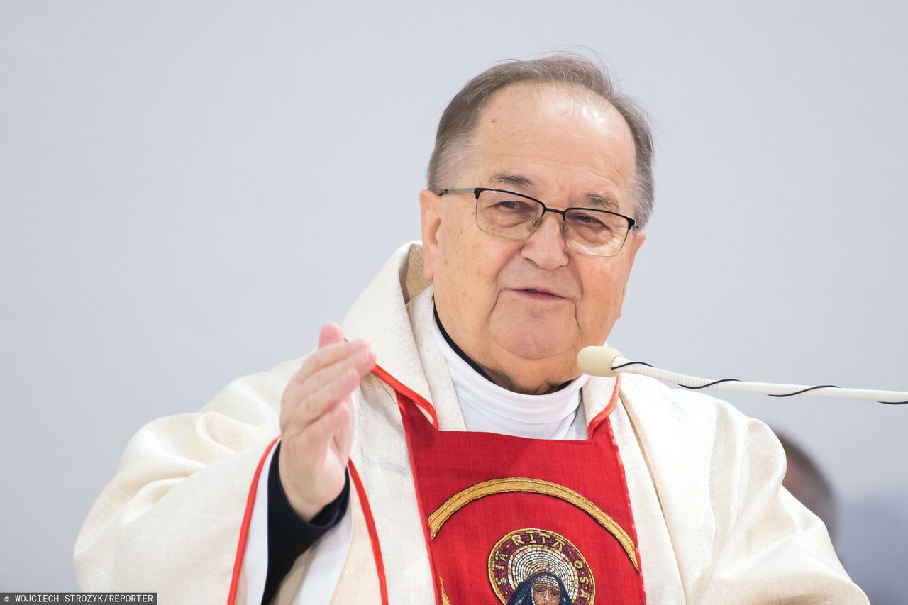 "Kilka przestępstw". Jest zawiadomienie ws. miecza dla o. Rydzyka