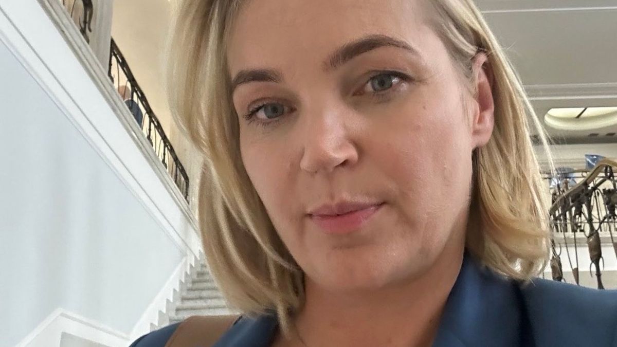 Dominika Chorosińska nadaje spod siedziby TV Republika