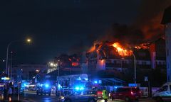 Pożar bloku w Ząbkach. Przyczyny, akcja gaśnicza, straty. Co warto wiedzieć?