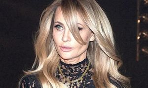 Kręglicka w srebrnej mini. Lśniąca kreacja i klasyczne dodatki