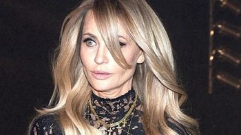 Kręglicka w srebrnej mini. Lśniąca kreacja i klasyczne dodatki