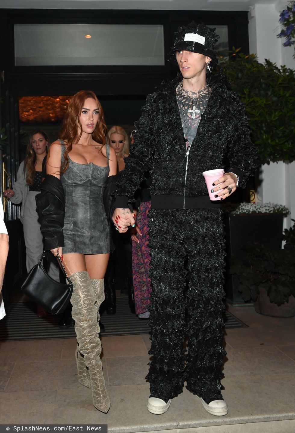 Machine Gun Kelly i Megan Fox przed klubem