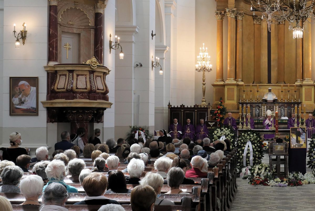 Czerwona strefa w Warszawie. Zmienia się liczba osób mogących uczestniczyć w nabożeństwach kościelnych / foto ilustracyjne