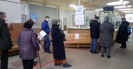 Warszawa. Seniorzy stoją w kolejkach. Dodzwonić się nie mogą. O zapisach przez internet nie wspominają