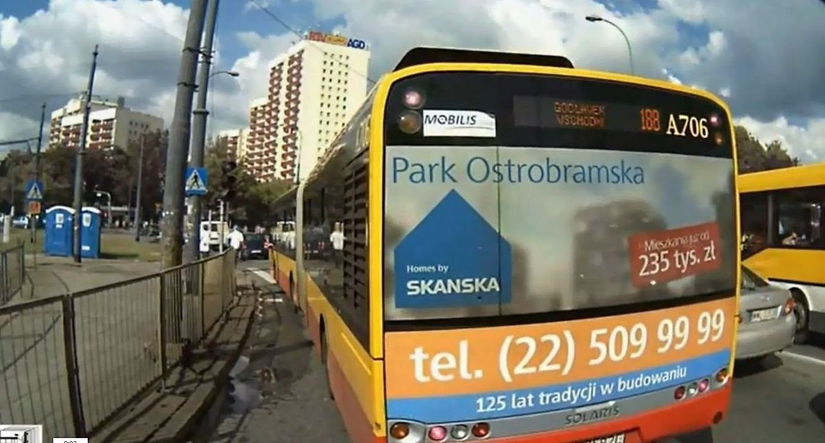 Autobus jechał na czerwonym. Piesi byli na pasach! [WIDEO]