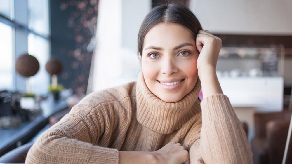 Kaszmirowy sweter z golfem to modne, a zarazem stylowe rozwiązanie na jesień