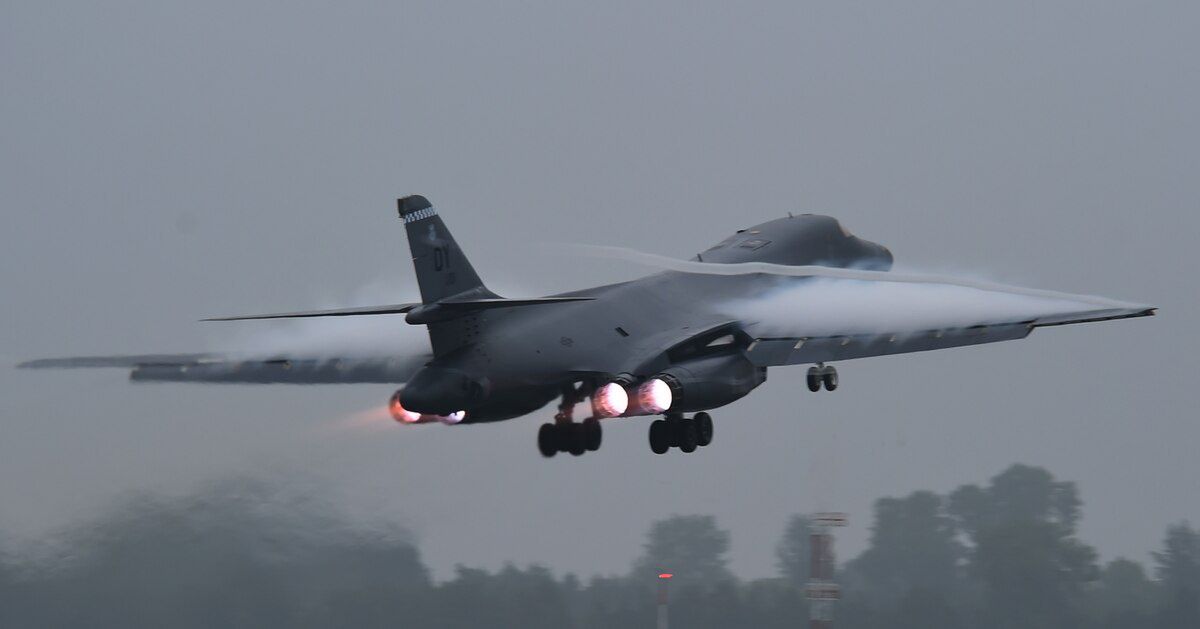 B-1B napędzany jest czterema silnikami General Electric F101-GE-102 z dopalaczami