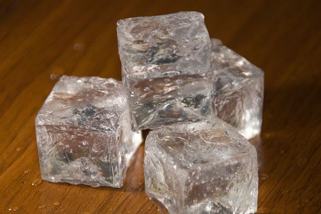 Kostki lodu szybko przynoszą ulgę przy swędzeniu i opuchliźnie 