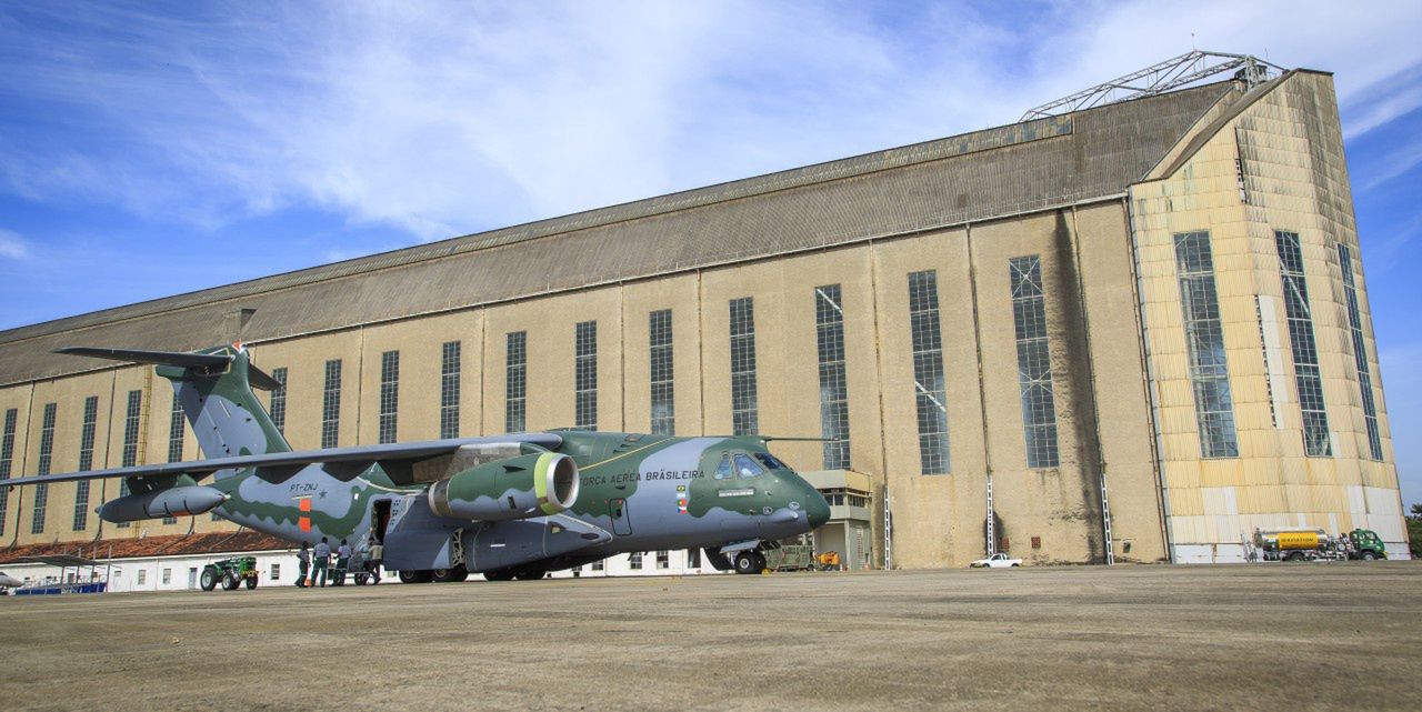 KC-390 Millennium przy starym hangarze Zeppelinów (zbudowanym w 1936 roku) w bazie Santa Cruz opodal Rio de Janeiro.