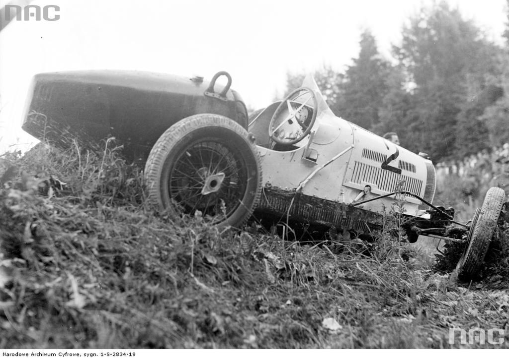 Rajd samochodowy w Ojcowie. Rozbite Bugatti należące do Henryka Paschalskiego.