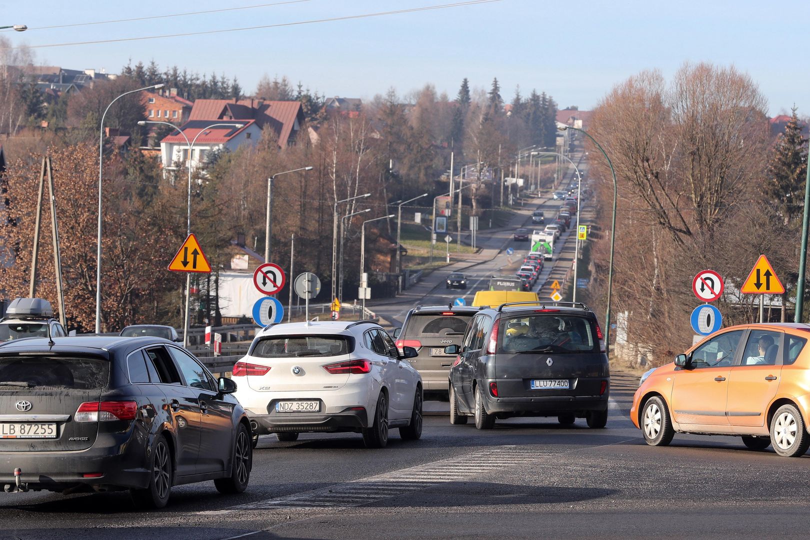 Nowy Targ ruch samochodowy na Zakopiance
Grzegorz Momot
korek, korki, na drodze, powroty, powr�t, ruch, ruch drogowy, ruch samochodowy, sylwester, sylwestrowa, wzmo�ony, zakopianka, samochody