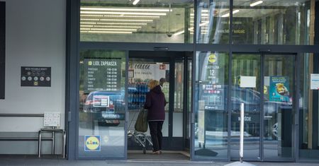 Lidl odpowiada sieci Biedronka. Dyskonty wabią klientów na darmowe piwo
