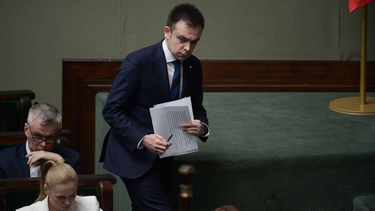 Warszawa, 18.01.2024. Minister finansów Andrzej Domański (P) na sali obrad Sejmu w Warszawie, 18 bm. Sejm uchwalił budżet państwa na 2024 r. (jm) PAP/Marcin Obara