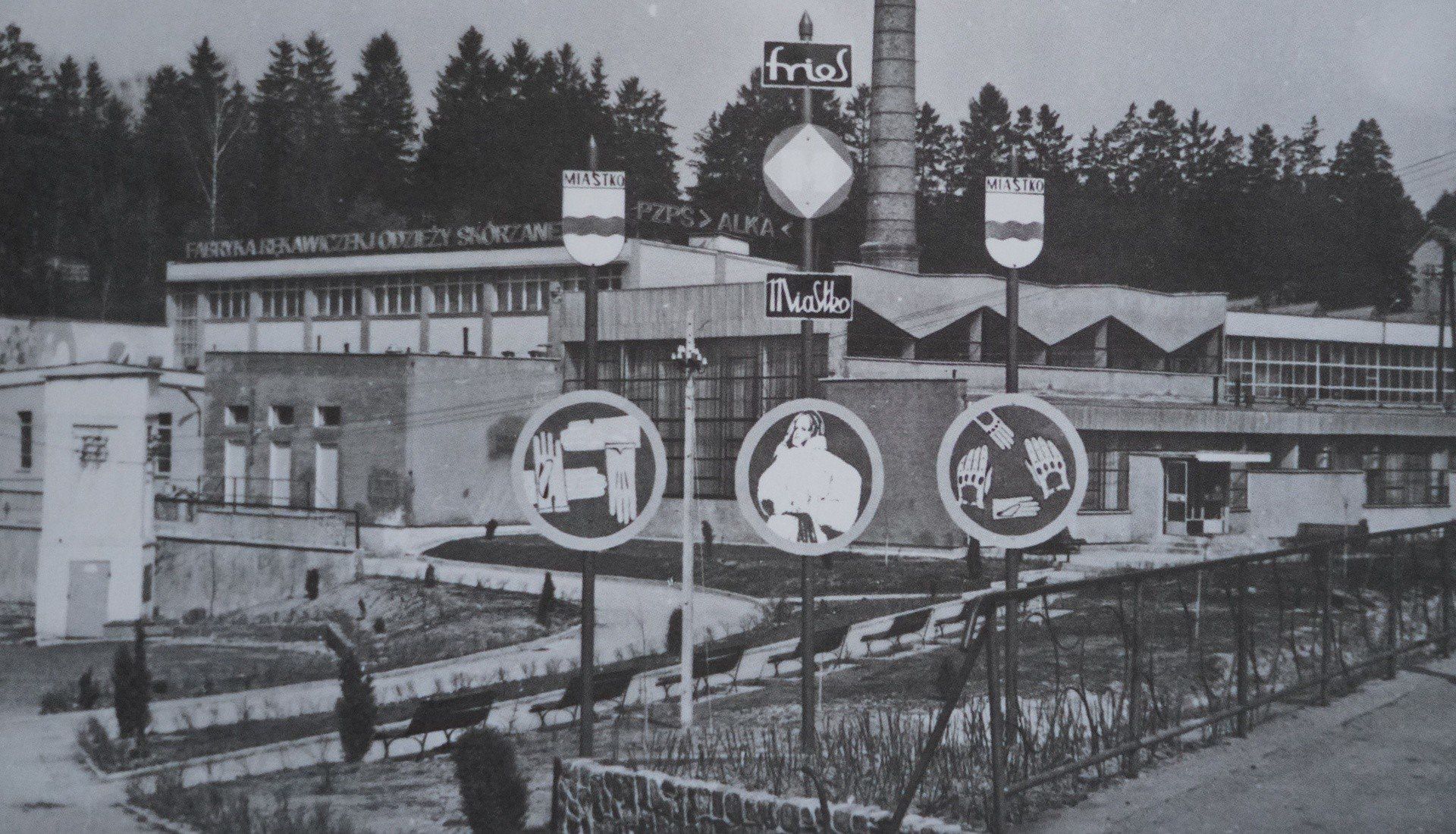 Dawne hale Fabryki Rękawiczek i Odzieży Skórzanej w Miastku, w tym  XIX-wieczne obiekty, zniknęły z powierzchni ziemi. Dzisiaj w tym miejscu jest market.