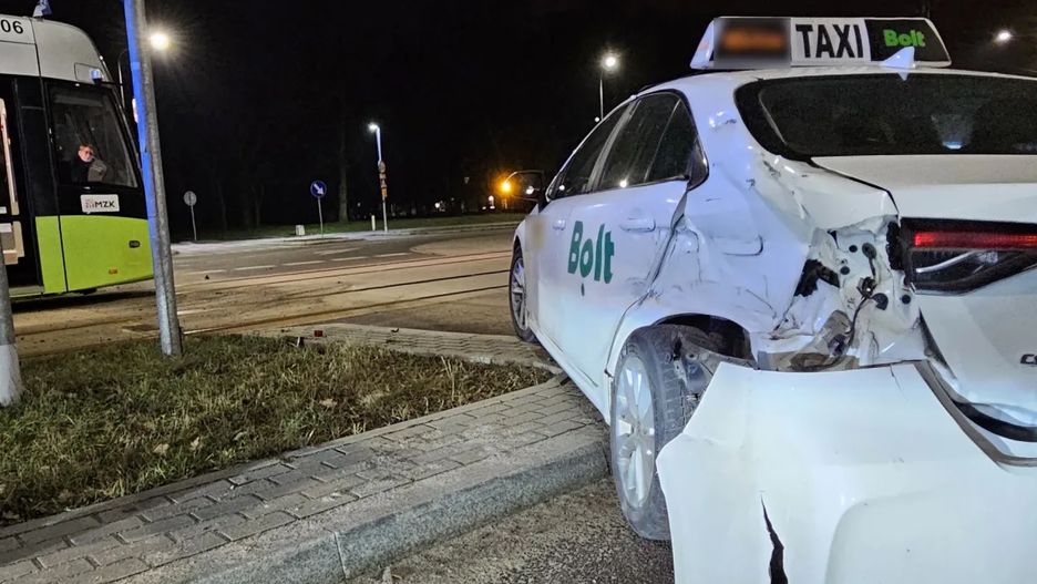 Kierowca taksówki wjechał wprost pod tramwaj. 