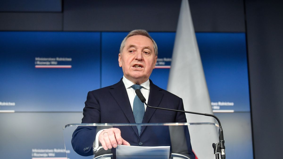 Warszawa, 03.03.2023. Wicepremier, minister rolnictwa i rozwoju wsi Henryk Kowalczyk podczas wspólnej konferencji prasowej z ministrem polityki rolnej i żywności Ukrainy Mykołą Solskim w siedzibie MRiRW w Warszawie, 3 bm. (jm) PAP/Andrzej Lange