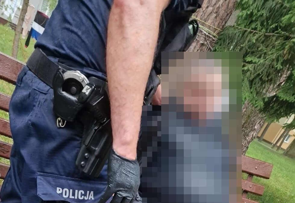 Siedział na ławce w deszczu. Policjanci wiedzieli, iż trzeba działać