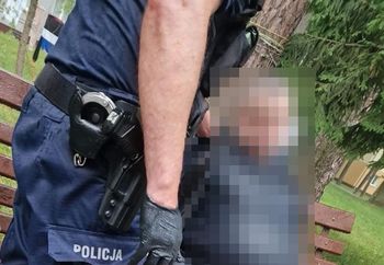 Siedział na ławce w deszczu. Policjanci wiedzieli, że trzeba działać