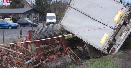 Podczas wyprzedzania tir zahaczył o ciągnik rolniczy. Pojazdy wylądowały w rowie