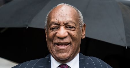 Bill Cosby uniknął kary przez kruczek prawny. Teraz broni innego gwałciciela