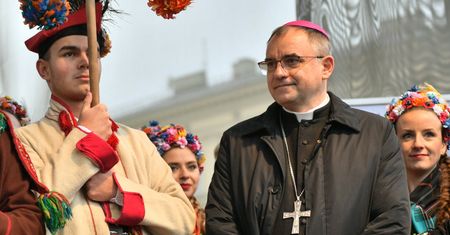 Nożownik zaatakował kierowcę biskupa. Sprawa w sądzie