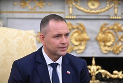 Nawrocki dostał prezent od Trumpa. Są na nim trzy słowa