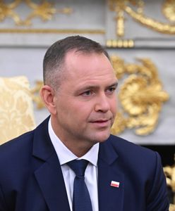 Nawrocki dostał prezent od Trumpa. Są na nim trzy słowa