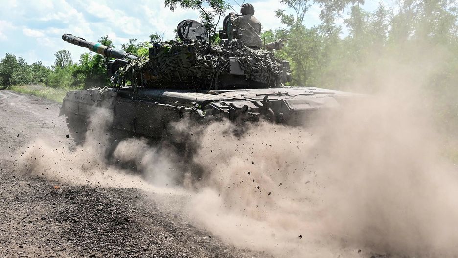Wojna w Ukrainie - front wschodni
Ukrainian servicemen drive a T-72 tank on the frontline in eastern Ukraine on July 13, 2022, amid the Russian invasion of Ukraine. (Photo by MIGUEL MEDINA / AFP)
MIGUEL MEDINA