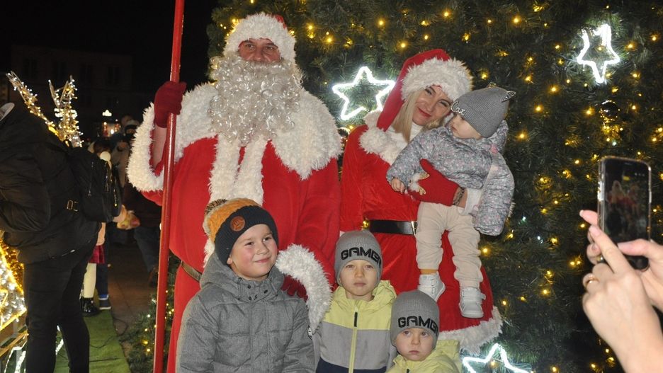 Święty Mikołaj z panią Mikołajową byli oblegani przez dzieci.