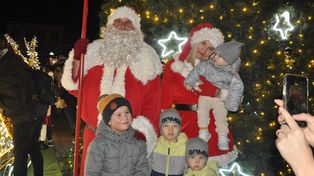 Końskie: Na rynku rozbłysła choinka. Witały ją całe rodziny