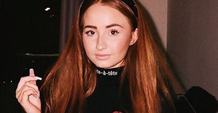 Littlemonster96 pozuje na tle zbóż. Wybrała nietypowy strój