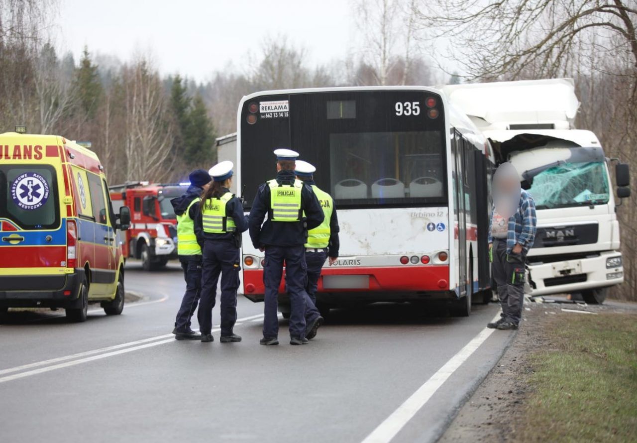 Poważny wypadek na DK51 pod Olsztynem. Cztery osoby w szpitalu