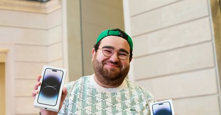Po iPhone'a 14 ruszyły tłumy. Apple opublikował zdjęcia z rynkowej premiery