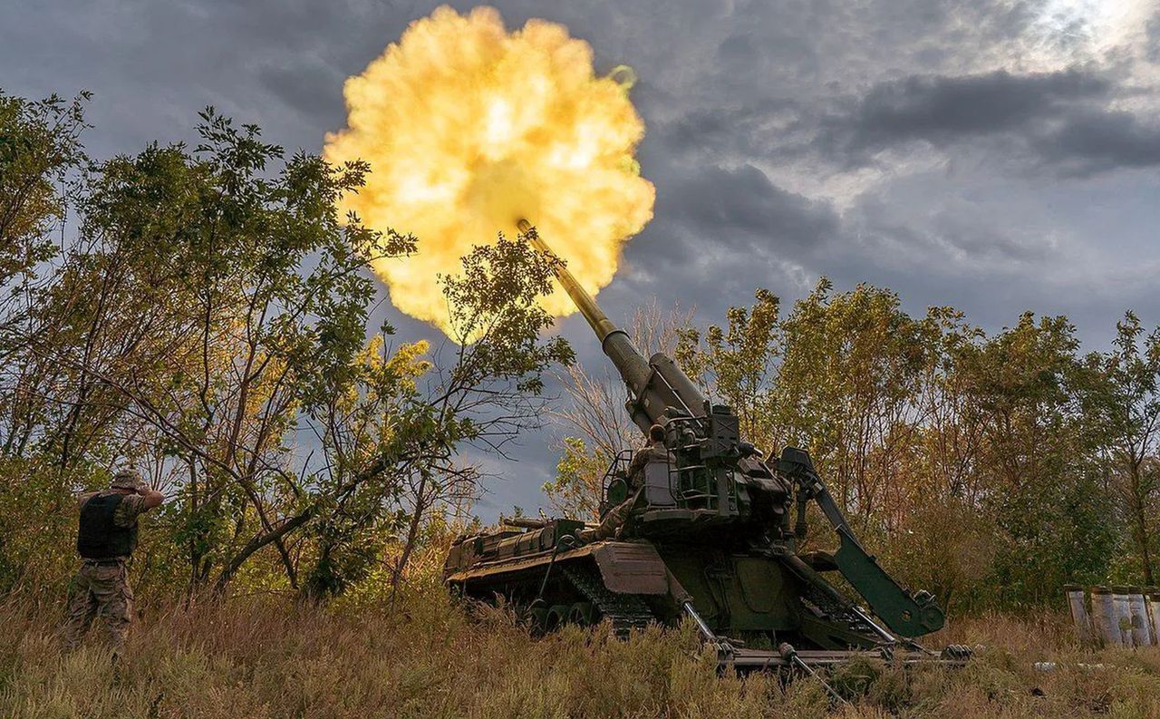 2S7 Pion during firing, illustrative photo