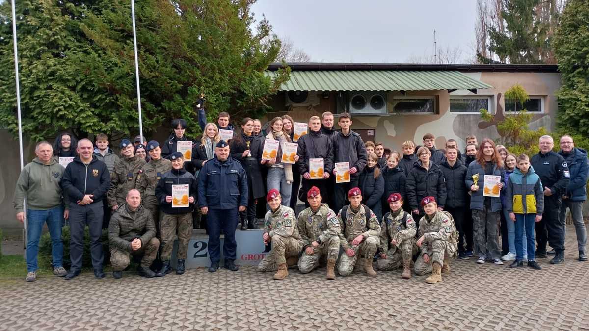 Turniej strzelecki z okazji Narodowego Święta Niepodległości w Płocku. Młodzież rywalizowała pod okiem policjantów