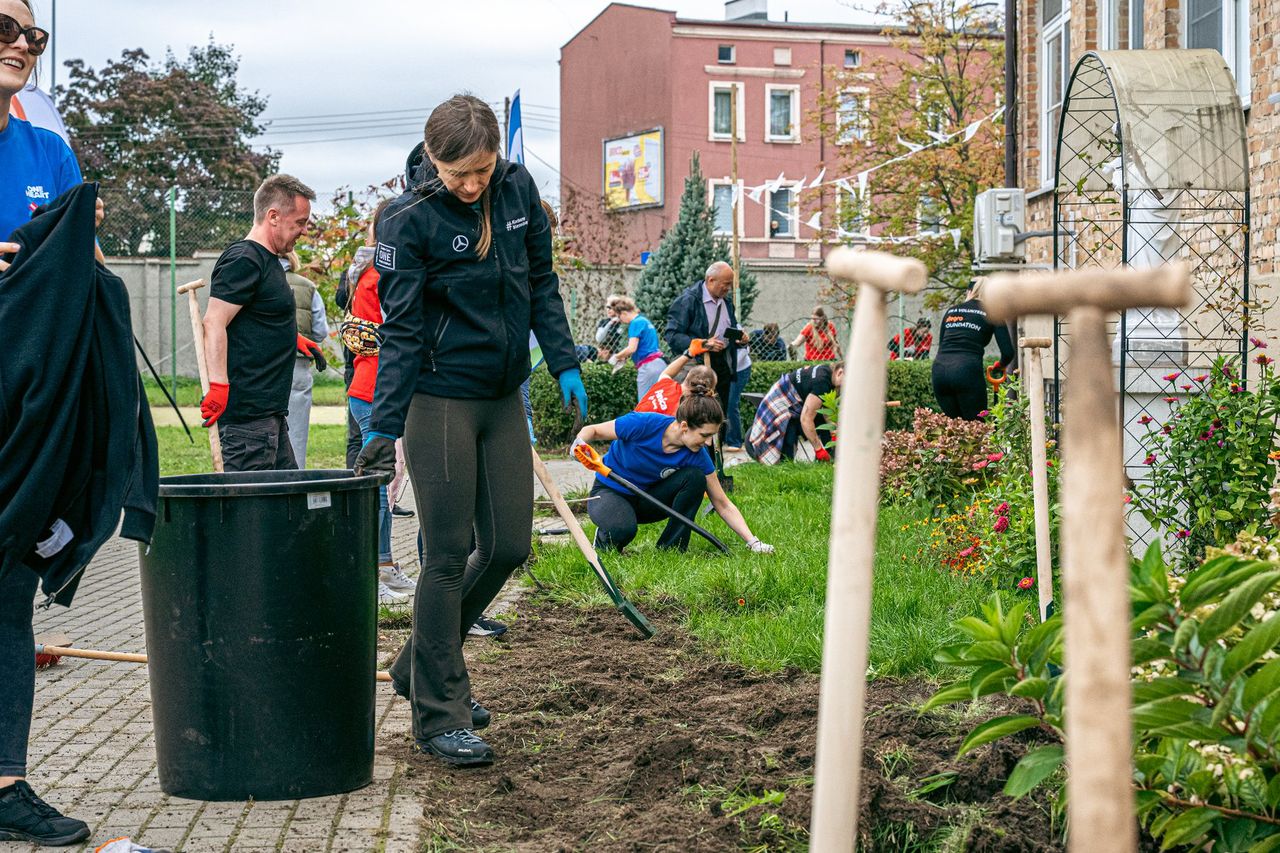 Poznań: Wolontariusze znów w akcji – blisko 200 osób zmienia przestrzeń ośrodka na Winiarach