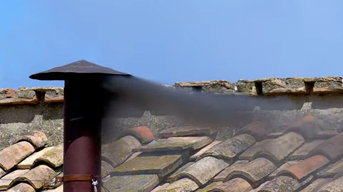 Dym nad Watykanem. Nadal nie wybrano papieża