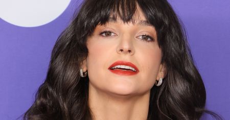 Przyszła do teatru. W czerwonej "slip dress" wyglądała obłędnie