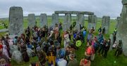 Letnie przesilenie w Stonehenge. Tłum świętował mimo obostrzeń