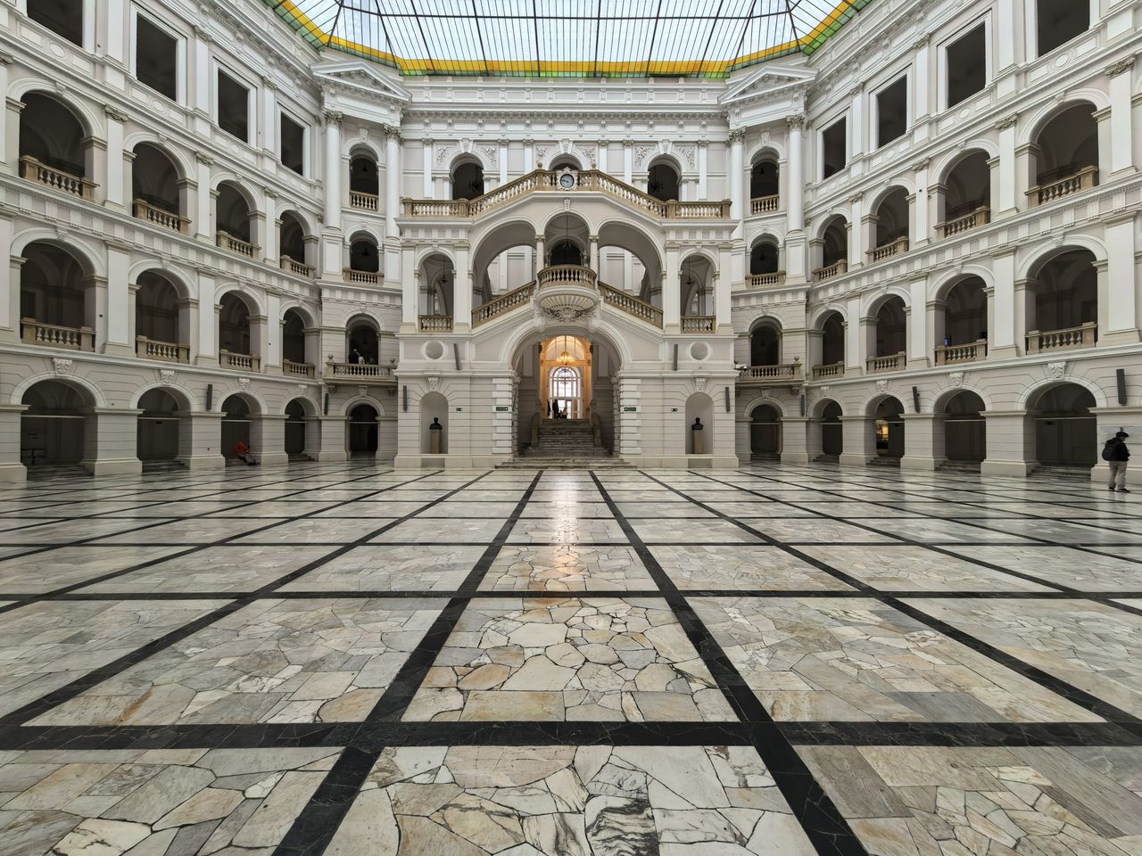 Sekwencja fotografii architektury począwszy od ultraszerokiego kąta widzenia do zoomu x10 w trybie Zdjęcie.