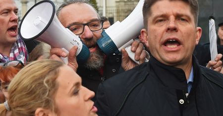 "Super Express" o alimentach założyciela KOD: "Zarabiał 7 TYSIĘCY MIESIĘCZNIE. Mógł płacić 2 tysiące złotych"