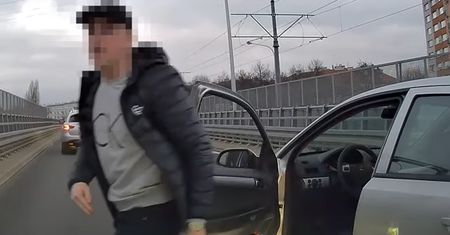 "Narwaniec wyskoczył z opla". Teraz może obejrzeć swą furię w sieci