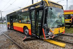 Zderzenie trzech pojazdów na rondzie Wiatraczna. Jest wielu rannych