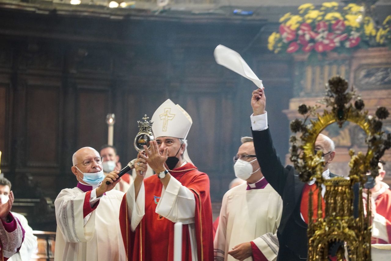 Arcypiskup Domenico Battaglia trzyma fiolkę z krwią św. Januarego